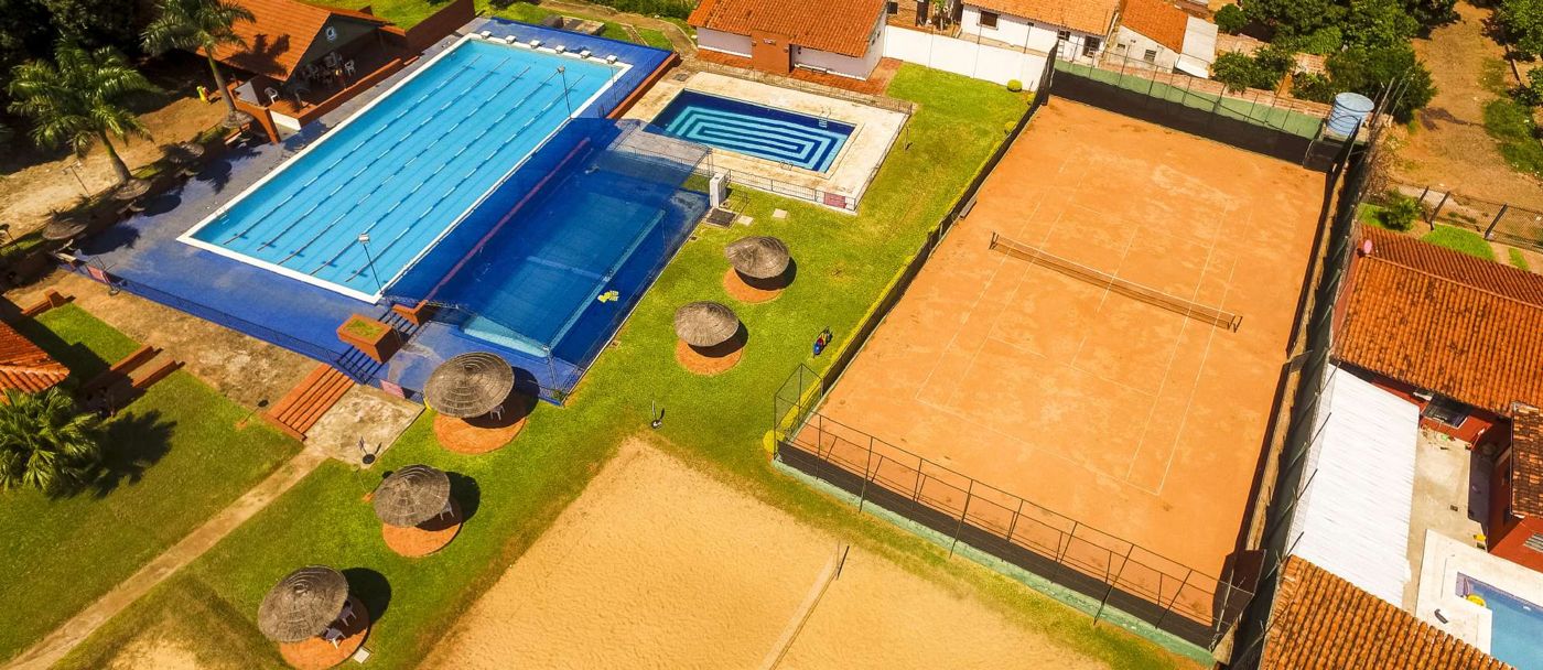 Vista aérea de la piscina y la cancha de tenis del Campus UAA