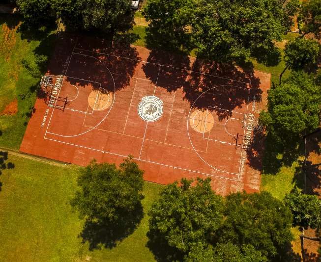 Vista aérea de la cancha de básquet del Campus UAA