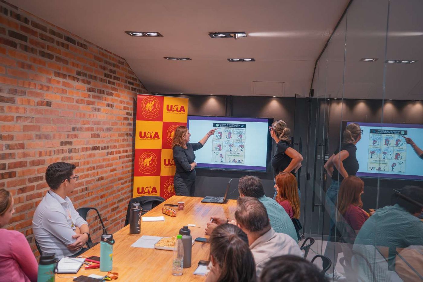 Capacitación corporativa en una sala de la UAA